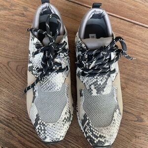 Steve Madden Women’s Faux Snakeskin Clif Sneaker Shoe Grey White Black Size 9